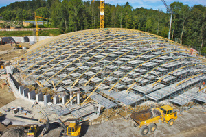  Das „Allround-Gerüst“ ermöglichte die Anpassung des 5500 m2 großen Lehrgerüsts an die spätere Form der Dachschale Foto: Layer 