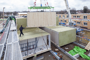  Hier montieren die Zimmerleute des Holzbauunternehmens LiWood in München die vor Ort vorgefertigten Wandelemente für die Raummodule der Flüchtlingsunterkünfte nach Plänen des Büros Gerstberger Architekten Fotos (3): DAM / Michael Heinrich 