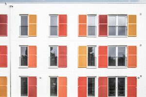  Die Fassade ist mit einladenden Farben der Fensterläden gestaltet Foto: Meuer Architekten 