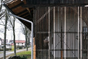  Von der Straße ist das Haus-im-Haus fast unsichtbar. Nnur die reparierten Hölzer und Latten lassen die neue Nutzung ahnen Foto: Roswag Architekten 