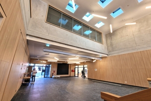  Das Atrium des Gymnasiums hat eine Deckenhöhe von sieben Metern. Die Decke bildet gleichzeitig den Boden für den darüber liegenden Innenhof 