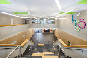  Das Atrium des Hohenlohe-Gymnasiums sollten offen und einladend gestaltet sein. Deshalb wurden Oberlichter in der Decke eingebaut, damit natürliches Licht in den Raum gelangt 