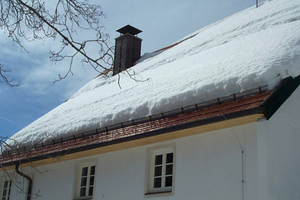  Hier verhindert ein Schneefanggitter, dass abschmelzender Schnee und Eis abrutschen 