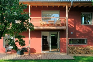  Zum Garten schützt ein großer Dachüberstand den Balkon und die Terrasse  