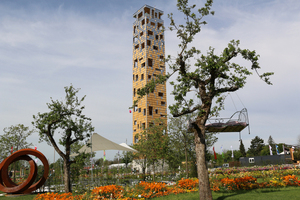  Der Himmelsstürmer steht im Landschaftspark Wetzgau, einem Ort hoch oben über der Stadt Schwäbisch Gmünd Foto: Schlosser Holzbau 