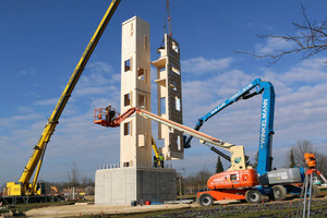  Montage des ersten Außenturmsegmentes Fotos (5): Schlosser Holzbau  