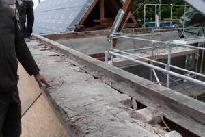  Mauerwerk im Gesimsbereich. (Foto: Prange) 