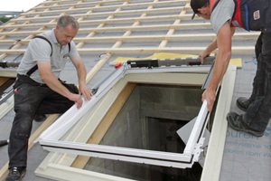  Einbau des mit Kompribändern bestückten Fensterrahmens in die Dämmzarge 