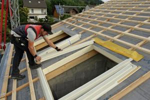  Die Öffnungen für die Dachfenster sind vorgegeben, die Montage der Dämmzarge kann beginnen  