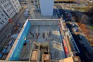  Zu Beginn der Bauphase werden die ersten Holzwände gestellt. Es entsteht ein weiterer Siebengeschosser in Berlin  