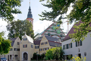  Die katholische Pfarrkirche St. Michael bildet zusammen mit den Resten der ehemaligen Friedhofsbefestigung ein historisches Ensemble über dem Marktplatz von Mering 