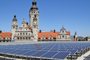  Photovoltaikmodule auf dem Dach der neuen Propsteikirche in Leipzig. Im Hintergrund sieht man das Rathaus Foto: Schulz & Schulz 