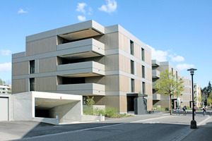  In dem kleinen Schweizer Ort Sursee planten die Architekten Scheitlin Syfrig &amp; Partner AG drei Mehrfamilienhäuser in Holzbauweise. An den witterungsempfindlichen Stellen wurde die Fassade mit Komposit-Platten aus Aluminium gefertigt 