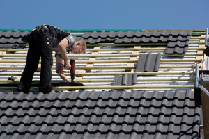  Schnittstelle definieren: Übergabepunkt Wellrohr Auf dem Dach schließt der Handwerker das Wellrohr an und führt zwei Leitungen durch das Dachpaket. Dazu gehören auch alle erforderlichen Nebenarbeiten wie beispielsweise die Anbringung der Dichtmanschetten. 