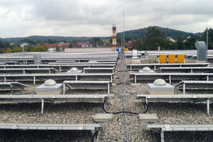  Zwischen der PV-Anlage sieht man die Prismen für den Lichteinlass an der Solartube Foto: integrale planung 