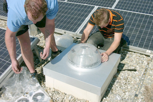  Die Prismenkuppel wird aufgesetzt  Foto: Kai Doffing 