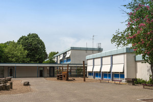  Auf dem Dach der Grundschule Dorschberg in Wörth wurde vor 25 Jahren die erste FPO-Kunststoffdachbahn in Deutschland verlegt Foto: Sika 