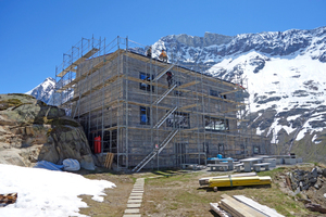  Die Fassade wurde während der Sommermonate montiert - eine ausklügelte Logistik war dafür notwendig Foto: Pohltec Metalfoam GmbH 