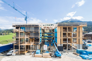  Der annähernd symmetrische Bau von vorn gesehen: Das Atrium verbindet die beiden Gebäudehälften Foto: Egger 