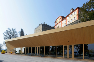  Die Glasfassade und die Holzbeplankung des neuen Gastronomiegebäudes ergänzen das Bild der Baustile unterschiedlicher Epochen  Foto: Insel Mainau / Peter Allgaier 