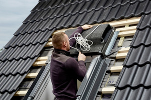  Die Installation von „Smart Ventilation“ ist einfach: Der Fensterlüfter wird anstelle des Standard-Markisenkastens über das Dachfenster gesetzt Foto: Velux  