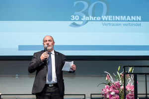  Geschäftsführer Hansbert Ott bei seiner Rede zum 30-jährigen Bestehen der Firma Weinmann am Standort St. Johann-Lonsingen Foto: Weinmann 