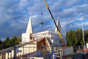  Der Kirchenraum und die Zugangsrampe sind in Holzskelettbauweise in Kombination mit Holzrahmenbau errichtet. Bei der Dach- und den Turmkonstruktionen der Kirche kam BS-Holz zum Einsatz. Die Verbindungsbrücke bilden BS-Holz-Fachwerkbinder Foto: Holzbau Ama 