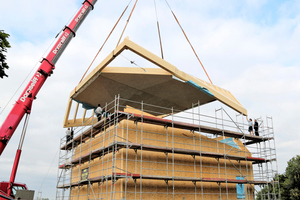  Das Dach mit dem Ringträger konnte als Ganzes vormontiert und eingehoben werden Foto: Holzbau Amann GmbH 