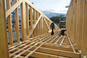  Die Seitenwände der Brücke bestehen aus Fachwerkbindern, die der Rampe aus einer Mischung von Holzskelett- und Holzrahmenbau Foto: Bollinger+Grohmann 