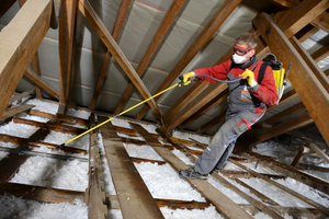  Nach dem Einblasen wird der Dämmstoff mit einer sogenannten Wasserglasverklebung – einem Klebstoff – fixiert Foto: Knauf Insulation 