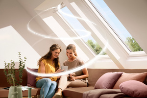  Mit dem Lüftungszubehör „Velux Balanced Ventilation“ ausgestattete Dachfenster gewährleisten bei freier Querlüftung einen nutzerunabhängigen Mindestluftwechsel Foto: Velux 