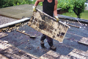  Rückbau von Polystyrolplatten beim Dachdeckerbetrieb von Christoph Rixen aus Moos am BodenseeFoto: Rixen Dach 
