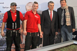  Jörg Kachelmann (ganz rechts) neben Obermeister Andreas Ambrus von der Dachdeckerinnung Stuttgart 