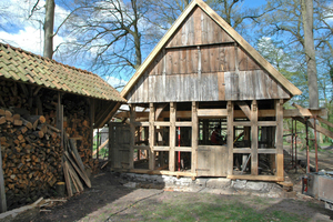  Die gesamte Holzkonstruktion des kleinen Backhauses wurde von Handwerkern der Zimmerei Huckenbeck abgestützt, danach konnten die Schwellen und Ständer erneuert werden Foto: Huckenbeck 